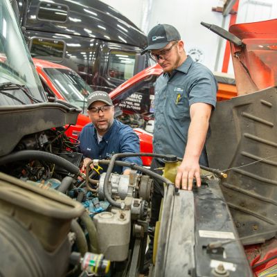 Medium/Heavy Truck students in shop